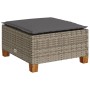 Grauer vidaXL Gartenmöbel-Fußhocker aus Polyrattan mit dunklem Kissen und Holzfüßen.
