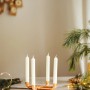 DIY Kerzenständer aus Kupfer mit vier weißen Kerzen, Teil einer weihnachtlichen Dekoration.