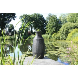 Schwarzes DELUKE Bistro-Set CARINA aus Kunststoffgeflecht als Club-Set auf Holzsteg am See.