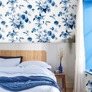 Detailaufnahme: Joules Vliestapete Boho Bloom Crème Blau mit floralem Muster im Schlafzimmer.