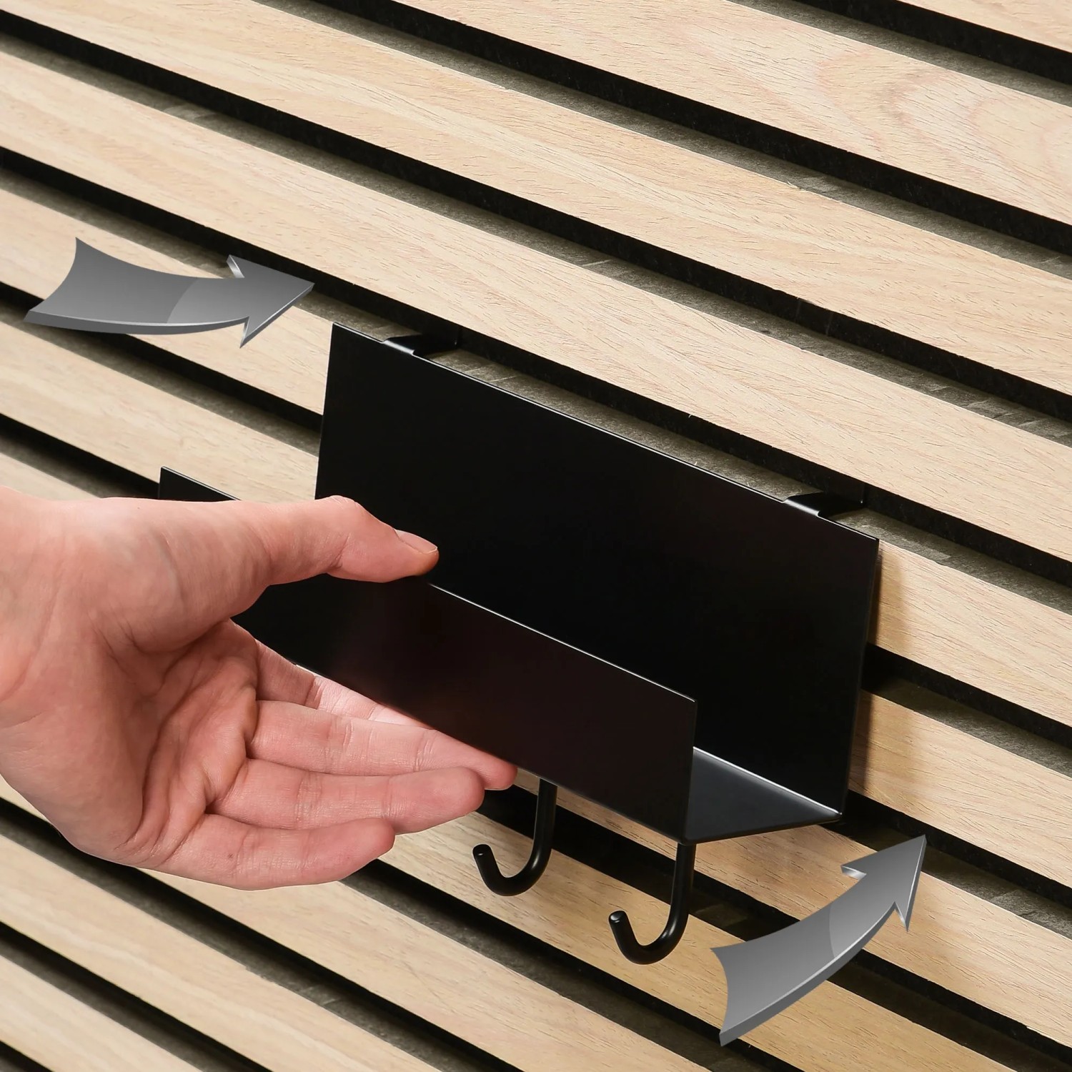 Schwarzes DenPanels Regal mit 4 Stiften (21,5 cm) wird an einer Akustikpaneelwand montiert.