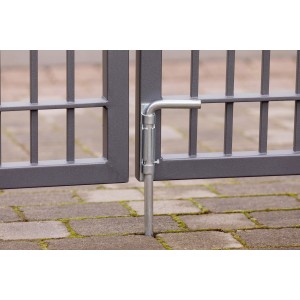 Eleo Bodenschieber für Doppeltore, 30 cm, Stahl verzinkt, am grauen Tor befestigt.