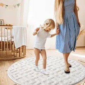 Runder, pastell-cremefarbener Hochflor Teppich Nara mit Rautenmuster im Kinderzimmer.