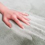 Mintfarbener Schöner Wohnen Badteppich Bali, 67x110 cm, mit Hand, die die weiche Oberfläche berührt.
