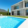 Steinbach Styropor Pool-Set Classic de Luxe 700x350 cm im Garten eines modernen Hauses.