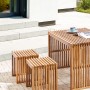 Beliani Gartenstuhl-Set aus hellem Holz, 2 Hocker und Tisch, rustikales Design.