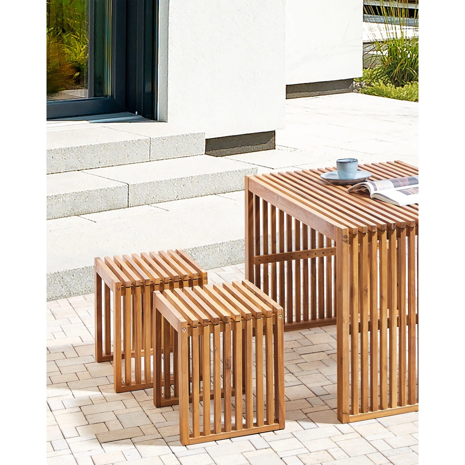 Beliani Gartenstuhl-Set aus hellem Holz, 2 Hocker und Tisch, rustikales Design.