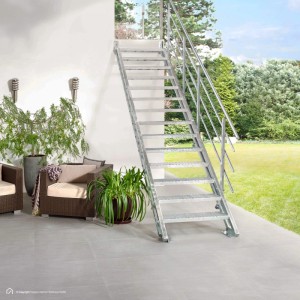 Feuerverzinkte Stahlwangentreppe Hollywood mit 6 rutschsicheren Streckgitter-Stufen und einseitigem Geländer.