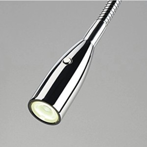 Nahaufnahme: Chrom LED Bettleuchte mit Schwanenhals und warmweißem Licht.