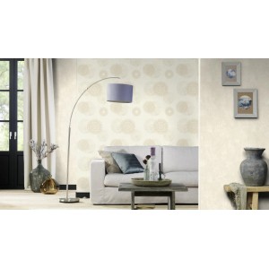 Beige Vliestapete mit dezentem Muster im Wohnraum. Rasch Tapetenwechsel II, 10,05x0,53m.