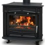 Plamen Gusskaminofen Franklin 11 kW mit Glas, schwarzer Kaminofen mit Holzfeuer.
