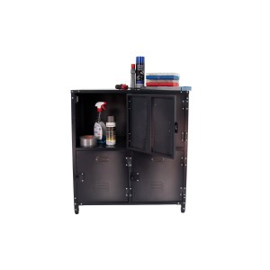 Rikta Vintage-Metallschrank, 4-türig, schwarz, mit geöffneten Türen und Werkzeugen.