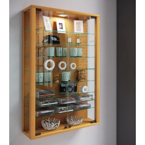 Wandhängende Vitrine Buche Dekor mit Glastüren und Glasböden. Ideal zur Aufbewahrung und Präsentation.