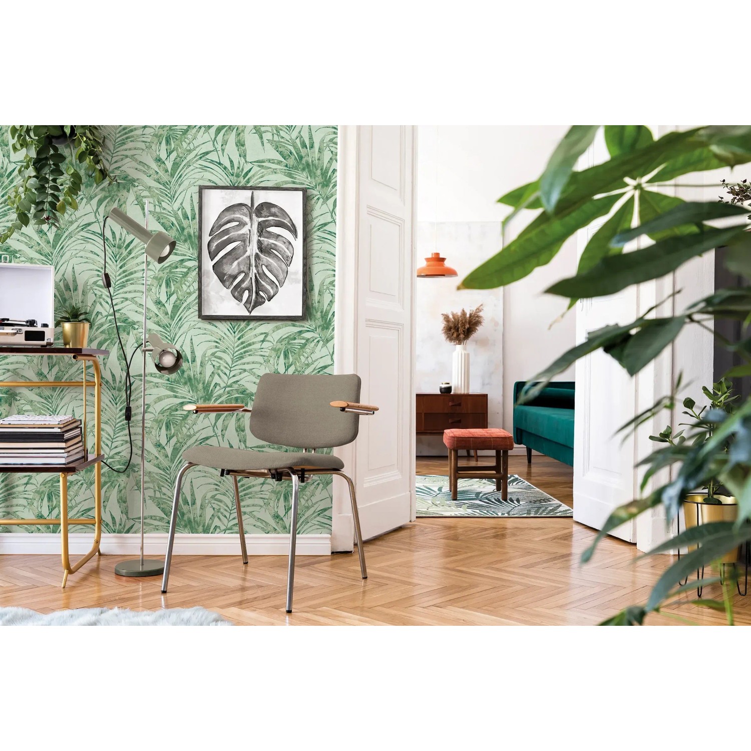 Grüne Marburg Vliestapete Ivy Nov Floral im Wohnraum mit Pflanzenmotiven.
