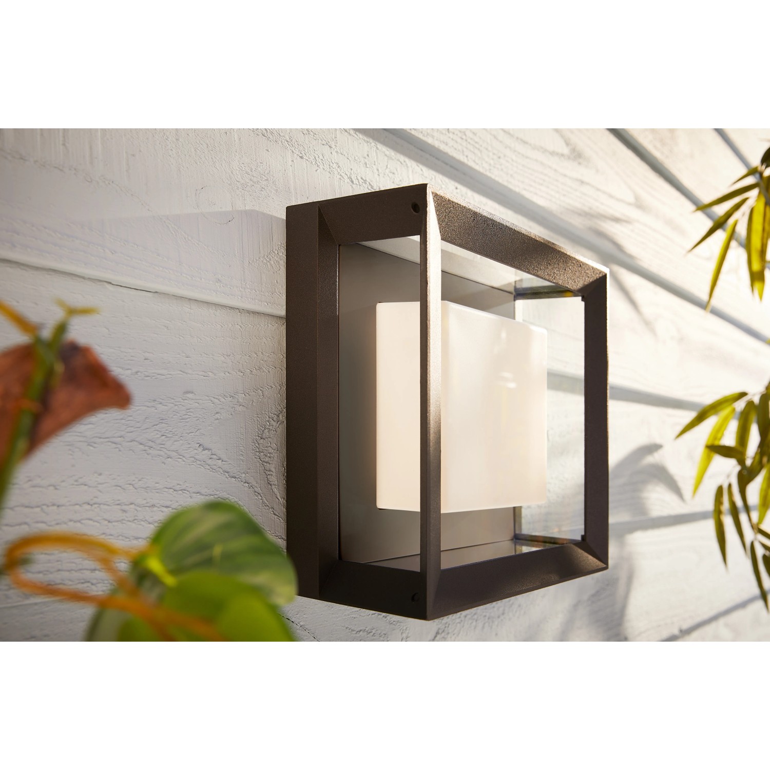 Quadratische Philips Hue Econic LED-Wandleuchte für den Außenbereich mit Farbwechsel.