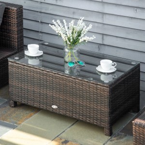 Brauner Outsunny Beistelltisch aus Rattan mit Glasplatte, ideal für Garten und Terrasse.