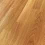 Detailaufnahme der geölten Eichenholzstufen der Treppe Kos mit 14 Stufen.