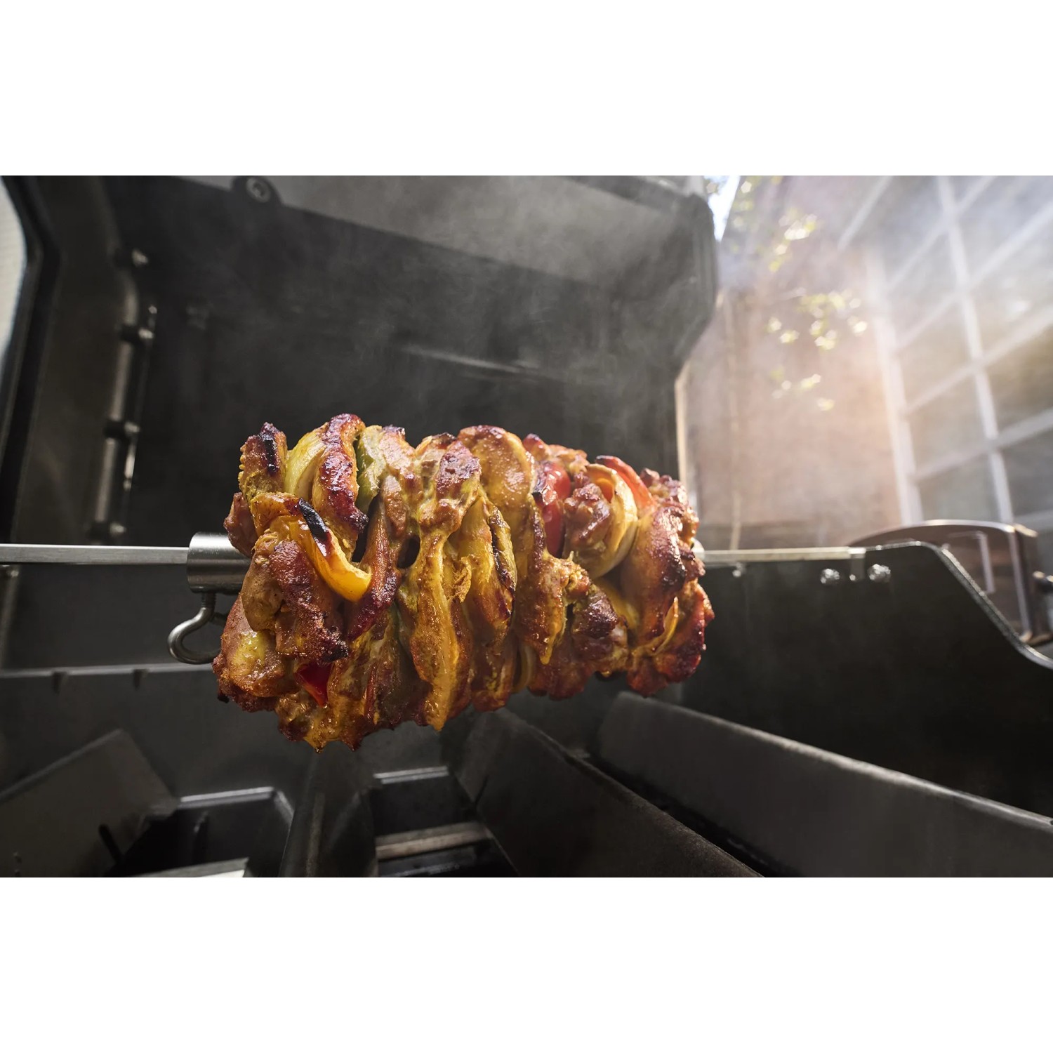 Gegrilltes Fleisch mit Gemüse am Spieß im Weber Gasgrill E-410 Spirit 2025.