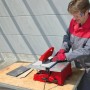 Einhell Fliesenschneidmaschine TC-TC 800 im Einsatz mit Diamanttrennscheibe. Werkzeug für Fliesenleger.