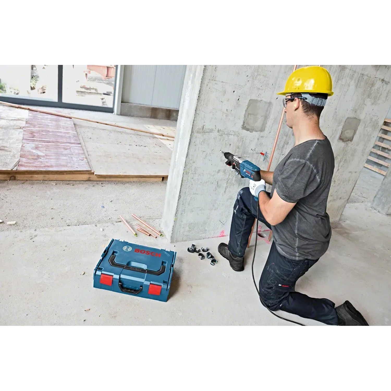 Bosch Professional GBH 2-28 F Bohrhammer im Einsatz, mit Zubehör und L-Case