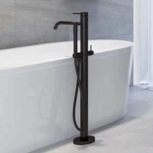 Freistehende, schwarze Kronenbach Wannenarmatur Lima 2.0 in Chrom neben Badewanne.