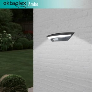 Anthrazitfarbene Oktaplex LED Außenwandleuchte Ambo mit Sensor an weißer Wand.