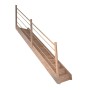 Gerade Holztreppe Mykonos Pro Eiche mit Setzstufen und Holz-Design-Geländer links.