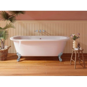 Weiße freistehende Badewanne mit eleganten Klauenfüßen, 170 cm, in einem Badezimmer.