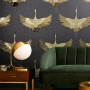Marburg Vliestapete Grafisch Natur Schwarz mit goldenen Kranichen im Wohnraum.