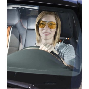 Frau mit Westfalia Nachtfahrbrille (schwarz) beim Autofahren.