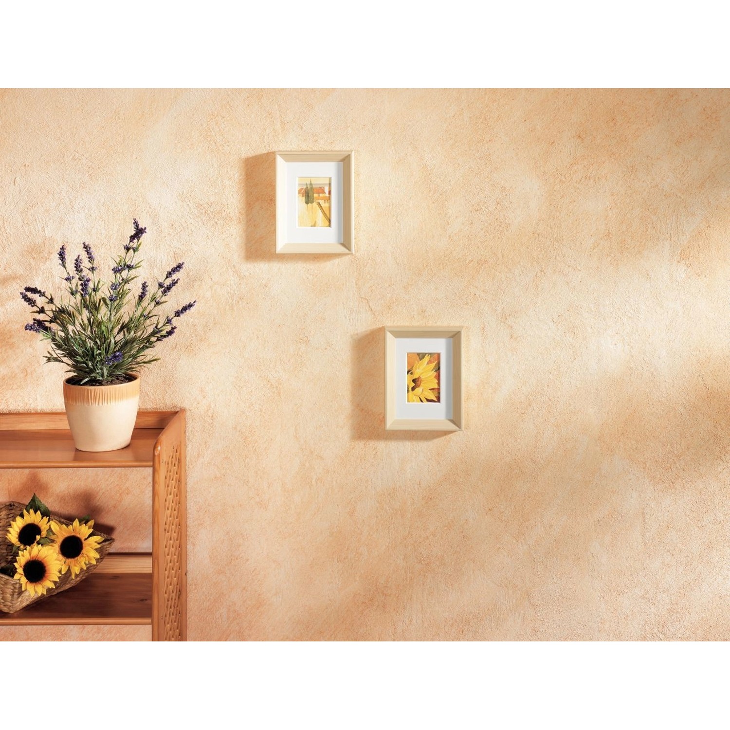 Wandgestaltung mit Kreativ-Handschuh: Strukturierte, beige Wand mit Bildern und Pflanzen.