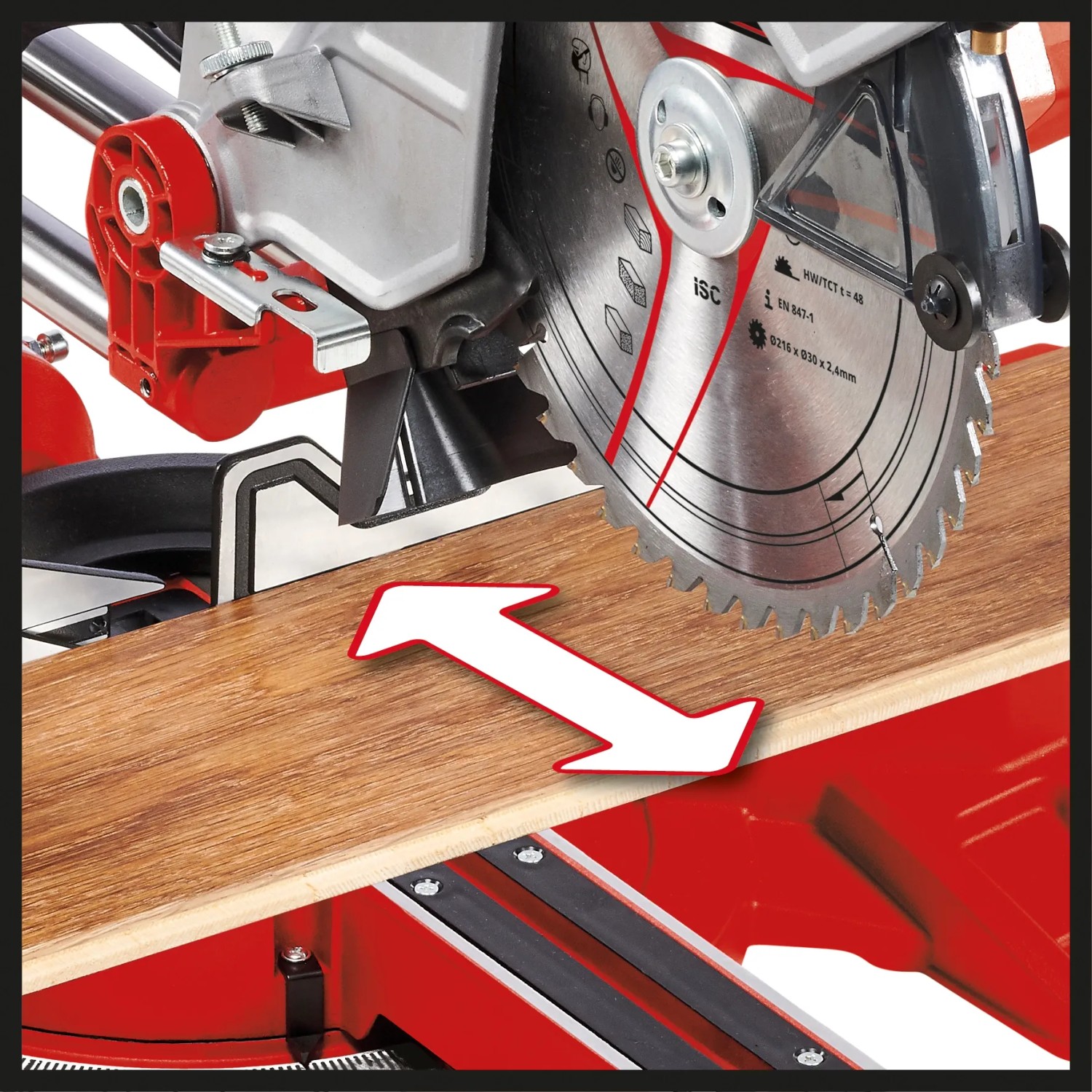 Einhell TC-SM 254 Zug-Kapp-Gehrungssäge beim Sägen eines Werkstücks.