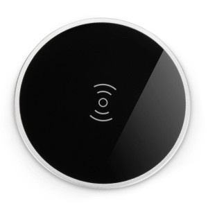 Rundes schwarzes SOTECH JUNKER Einbau Wireless Charger Induktionsladegerät mit Qi-Symbol und silbernem Rand.
