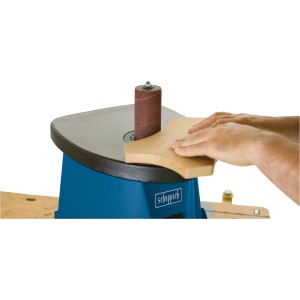 Scheppach OSM 100 Spindelschleifer beim Schleifen eines Holzstücks. Ideal für präzise Formschliffe.