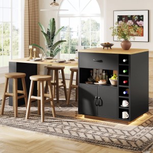 Schwarze Kücheninsel mit heller Holzarbeitsplatte, LED-Licht, ausziehbarem Esstisch, Weinregal und Stauraum.