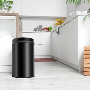 Schwarzer, runder Juskys Mülleimer mit Sensor und 30L Fassungsvermögen in einer Küche.