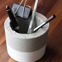 Ultrament Bastel Beton: Stiftehalter aus Beton mit Stiften und Büroklammer.