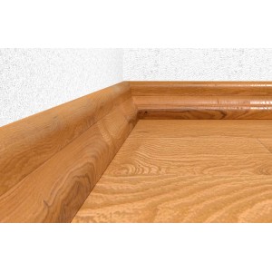 Holzsockelleiste, befestigt mit Fischer Montageklebstoff High Tack AC Weiß, an einer Wand.