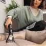 Frau reinigt Polster mit Kärcher Waschsauger SE 4 Plus Special. Nass- & Trockensauger im Einsatz.