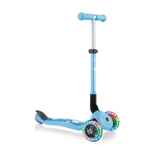 Pastellblauer Globber Junior Tretroller mit 3 Rädern und LED-Leuchtrollen.