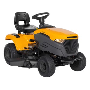 Gelber Stiga Rasentraktor Tornado 398 mit Seitenauswurf. Kompakter Rasenmähertraktor für große Gärten.