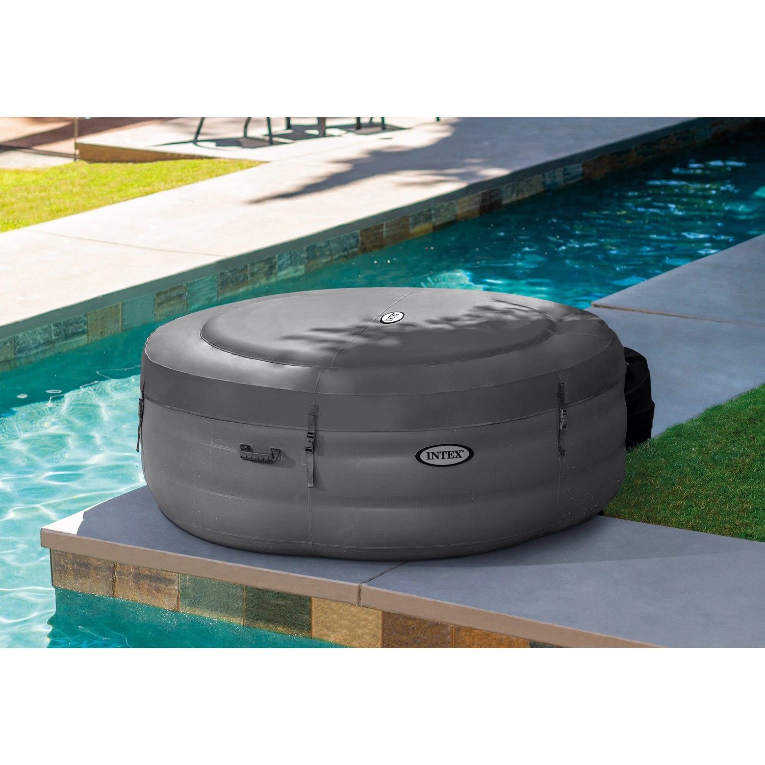 Grauer Intex SimpleSpa Whirlpool (Ø 196 cm) mit Abdeckung neben einem Pool.