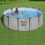 Bestway Stahlrahmen-Pool Set Steel Pro Max, Ø 427 cm, mit Badenden im Garten.