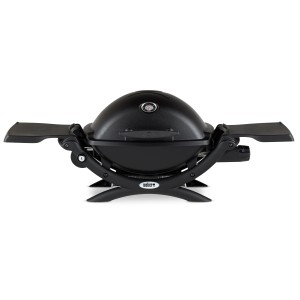 Weber Q 1200 Tisch-Gasgrill in Maroon mit Thermometer und zwei Seitentischen.