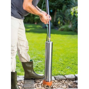 Tiefbrunnenpumpe BTP 4500/E-4 aus Edelstahl im Einsatz zur Gartenbewässerung.