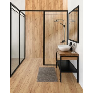 Badezimmer mit Kronoflooring Wandverkleidung Rock the Wall Gold Craft Oak und Waschtisch.