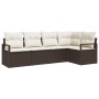 Braunes 5-teiliges Garten-Sofa-Set aus Poly Rattan mit cremefarbenen Kissen.