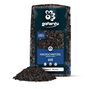 Schwarze Galamio Holzhackschnitzel 60l im Beutel, daneben ein Haufen Mulch. Ideal für Garten und Beete.