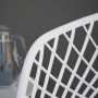 Detailaufnahme: Weißer Homestyle4u Gartenstuhl (2er Set) mit Gittermuster und Glaskrug.