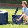 Intex PureSpa Plus aufblasbarer Whirlpool (Ø 196cm) mit Bedieneinheit und Mann im Garten.